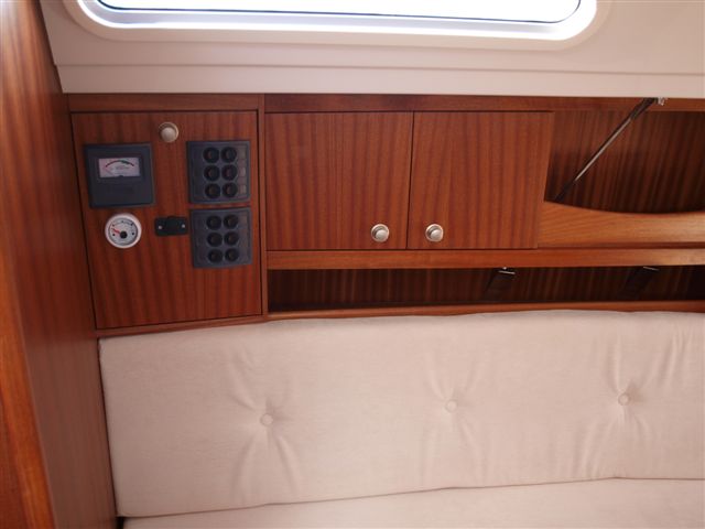 TES 24' 720BT interior