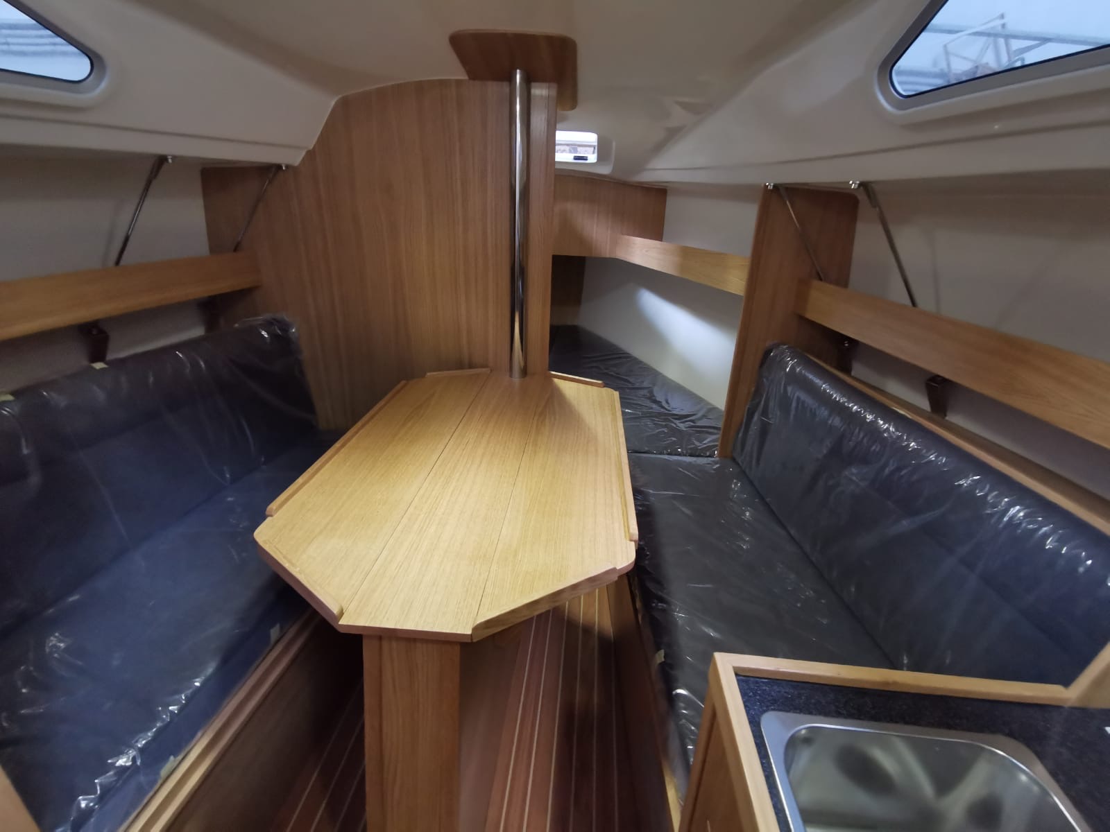 TES 24' 720BT interior