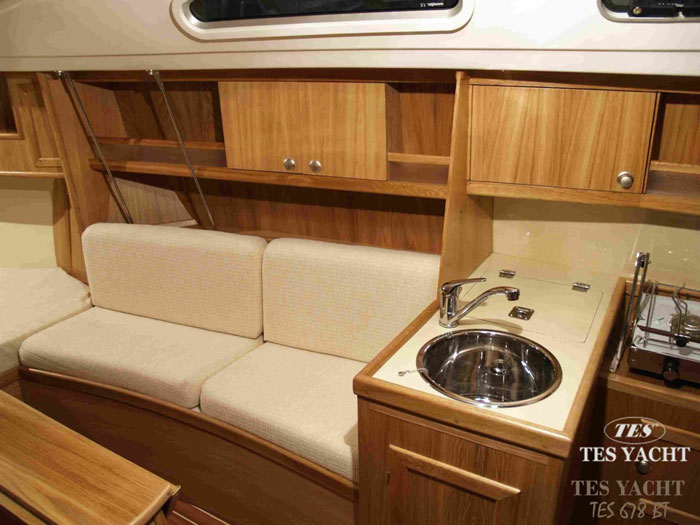 TES 24' 720BT interior