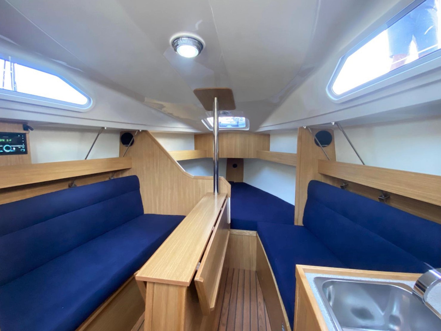 TES 24' 720BT interior in blue