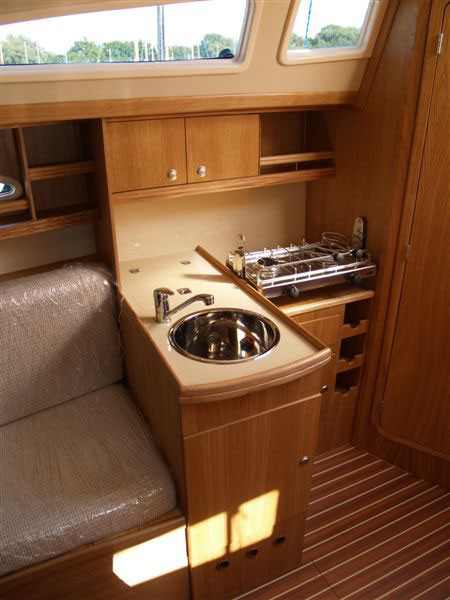 TES 28' Magnam interior