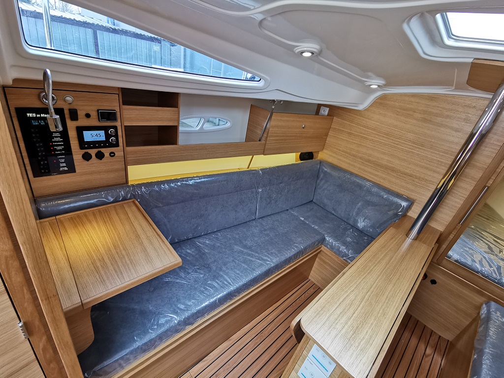 TES 28' Magnam interior