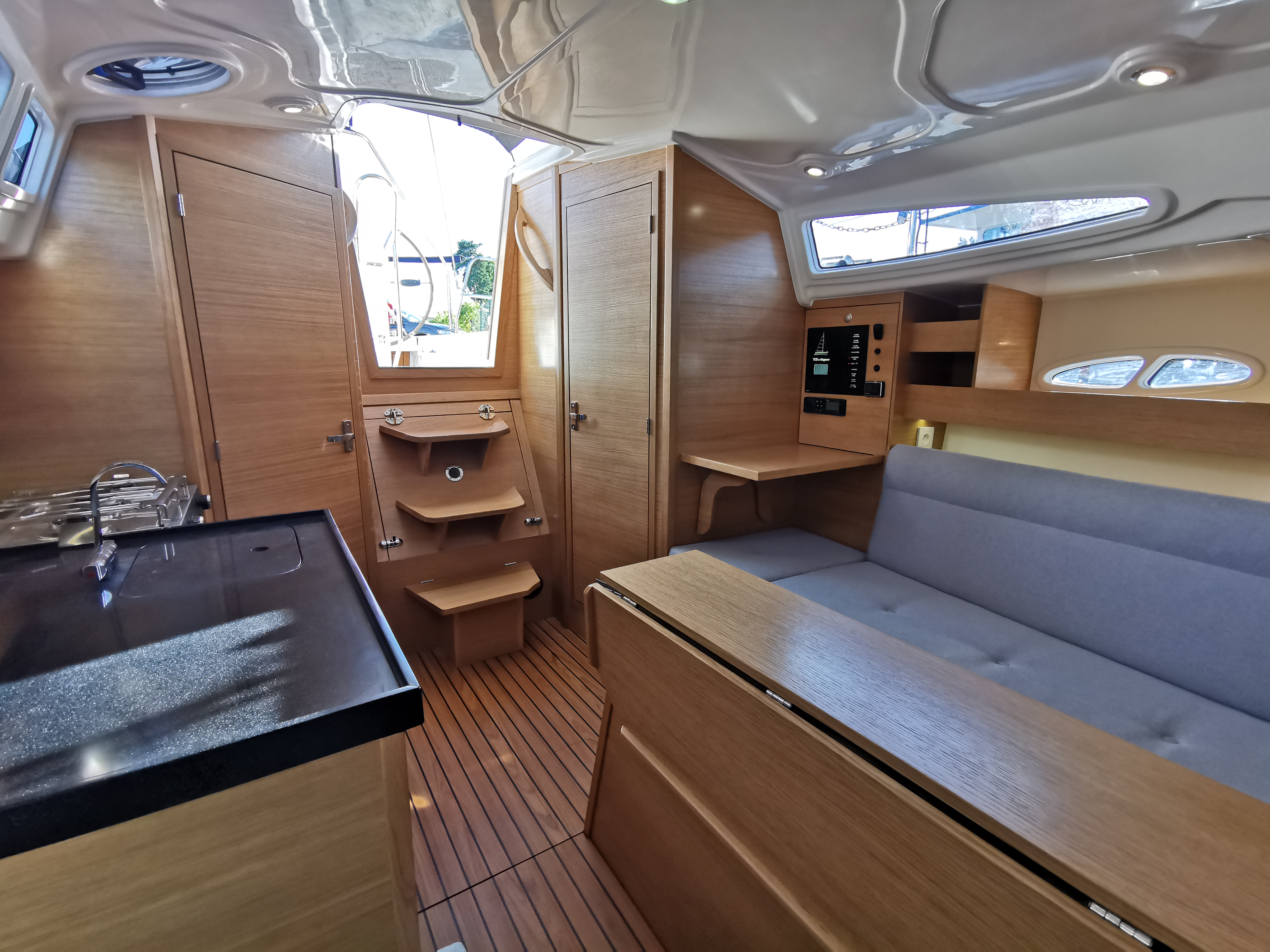 TES 28' Magnam interior