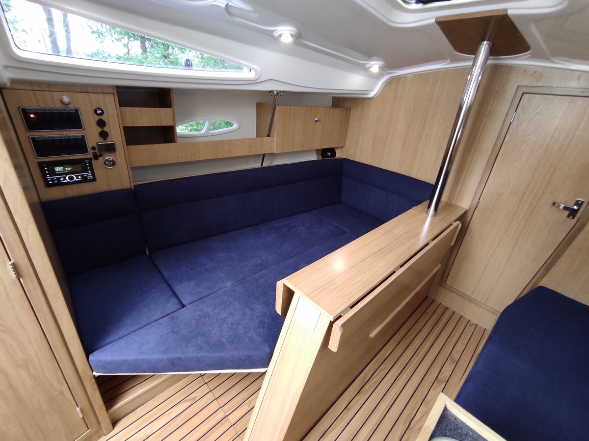 TES 28' Magnam interior