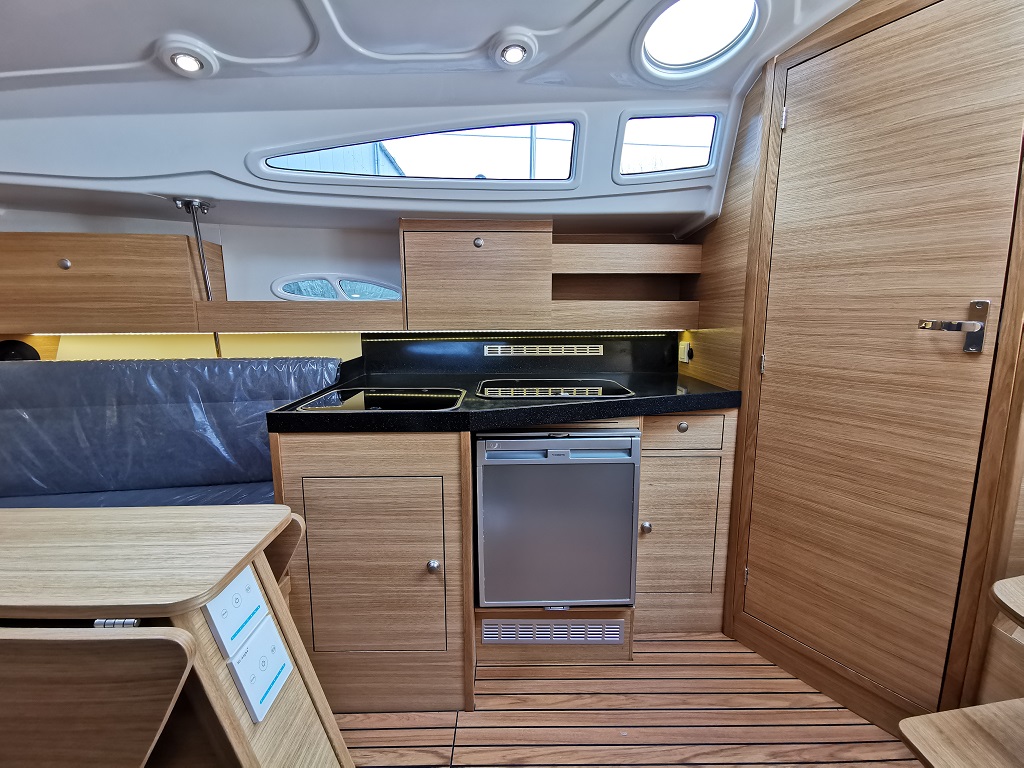 TES 28' Magnam forward cabin