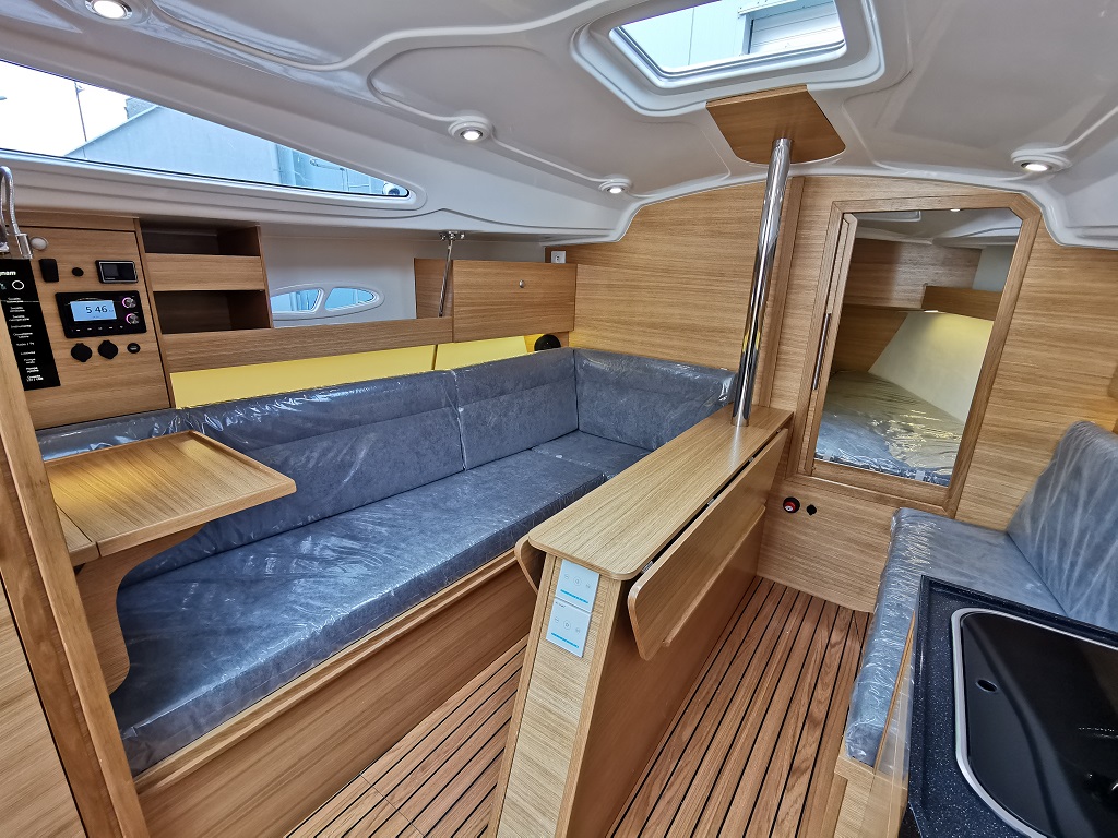 TES 28' Magnam interior