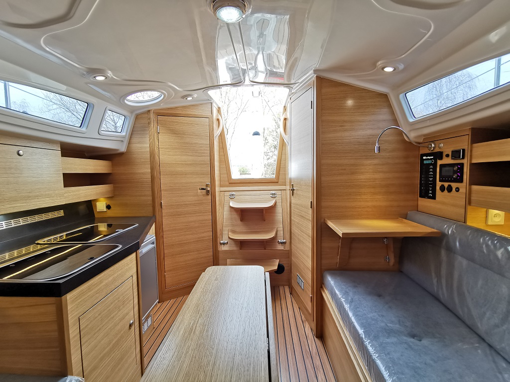 TES 28' Magnam interior