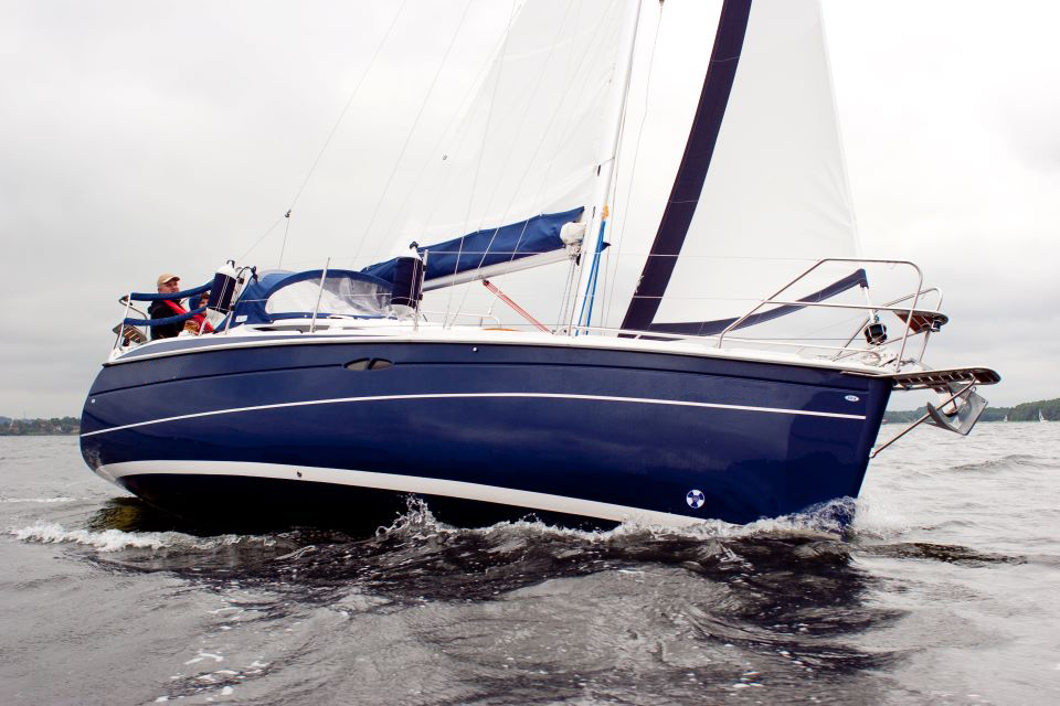 TES 28' Magnam sailing