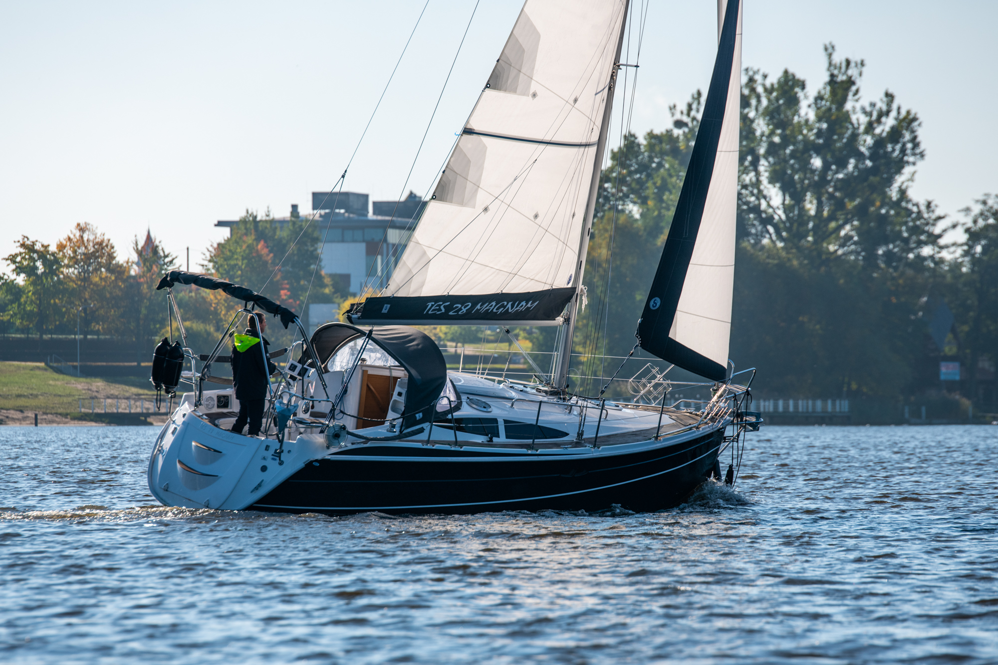 TES 28' Magnam sailing