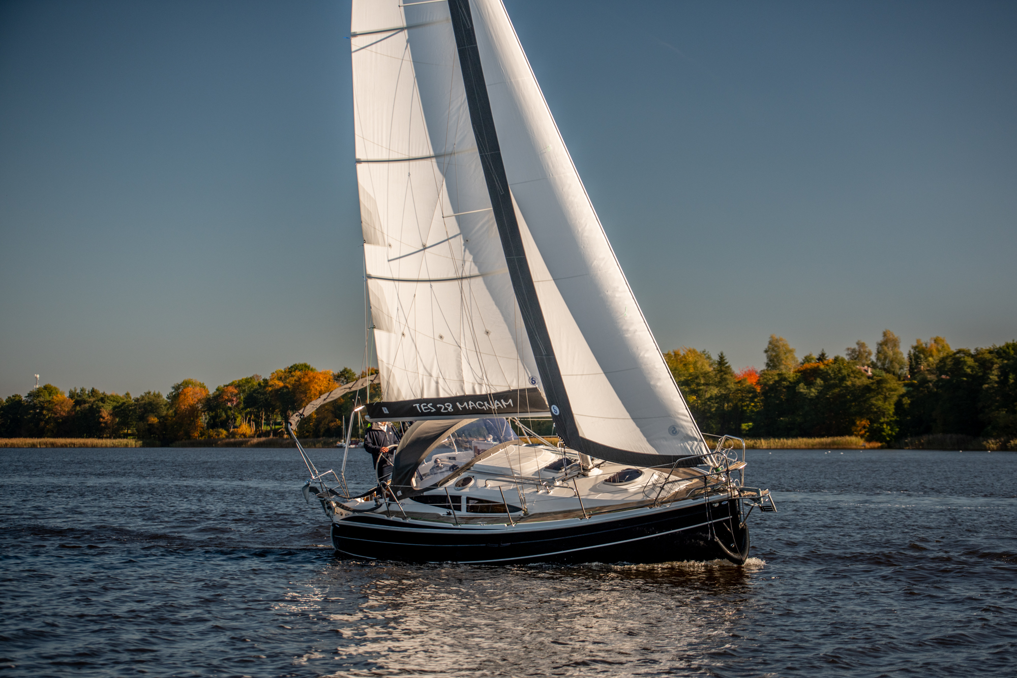 TES 28' Magnam sailing