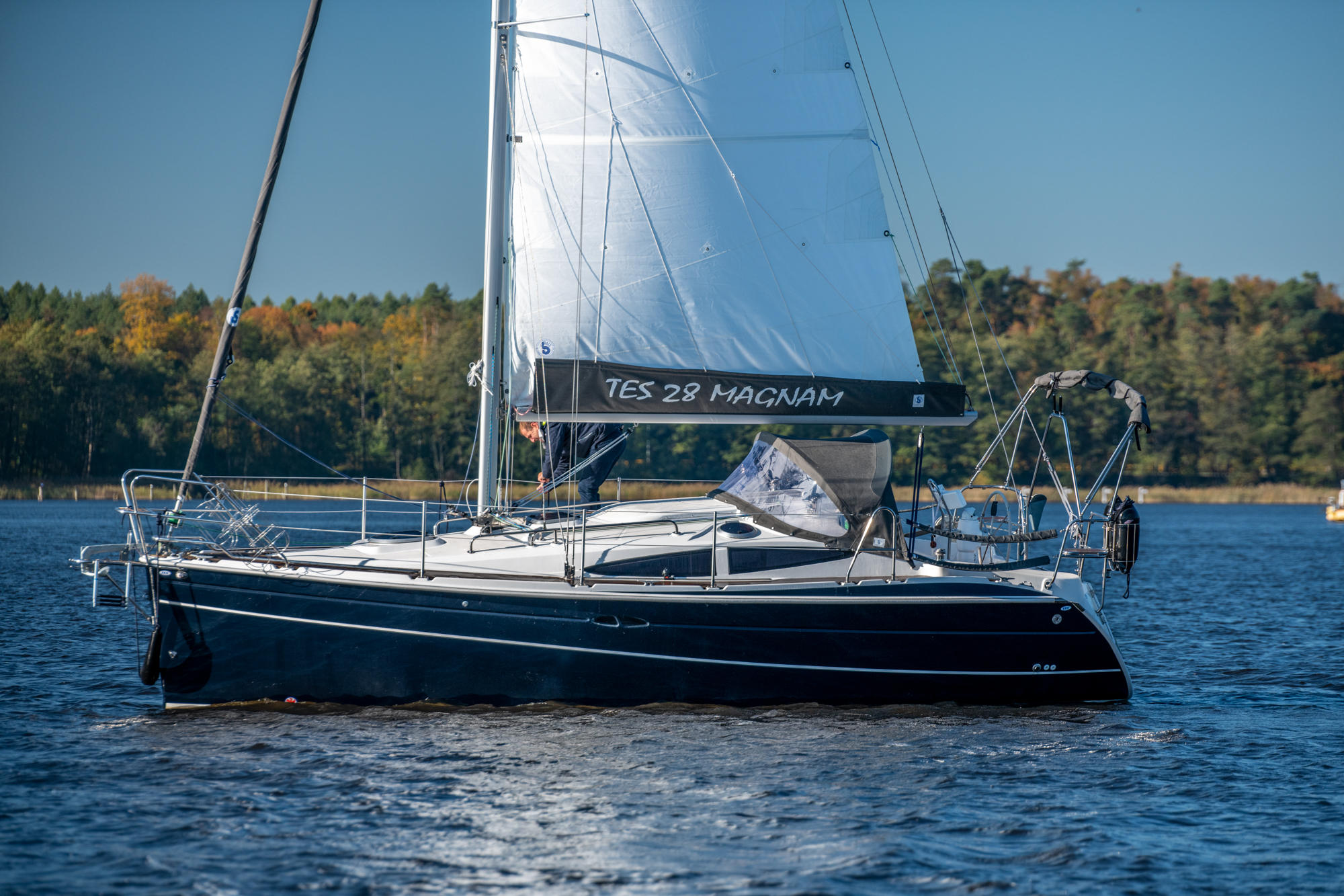 TES 28' Magnam sailing