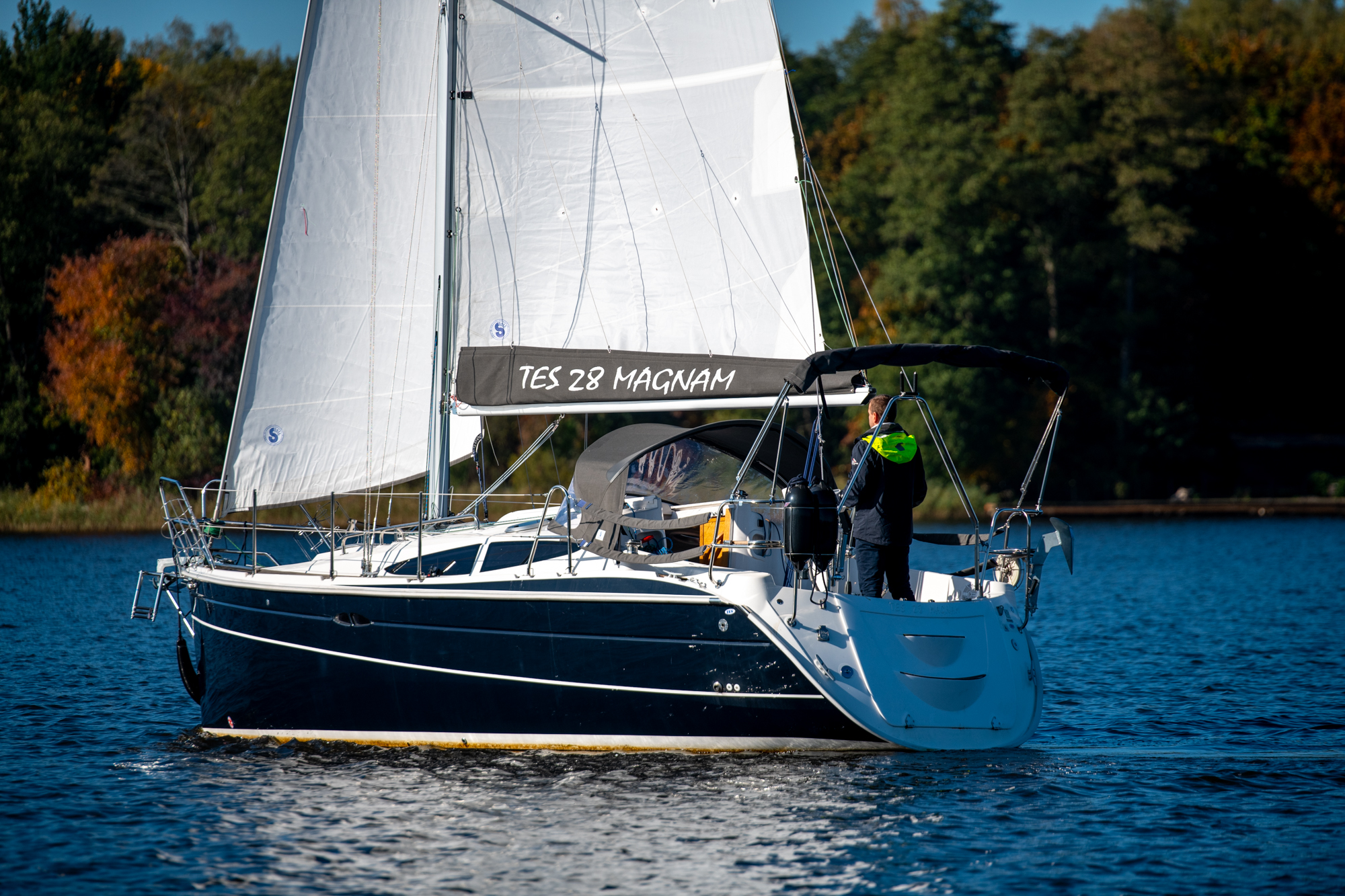 TES 28' Magnam sailing