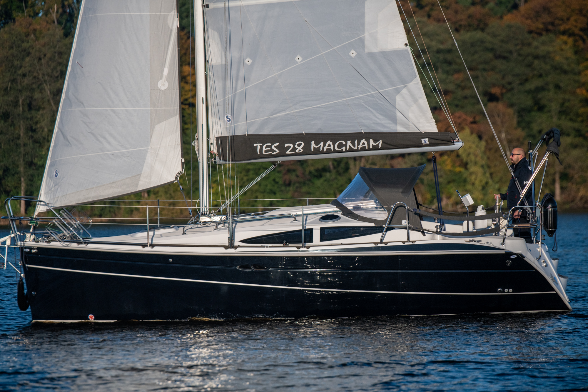 TES 28' Magnam sailing profile