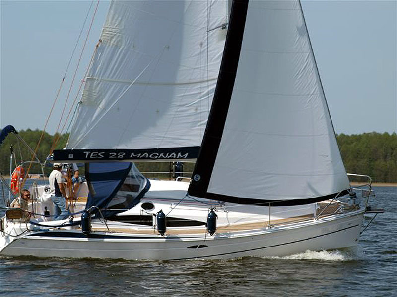 TES 28' Magnam sailing