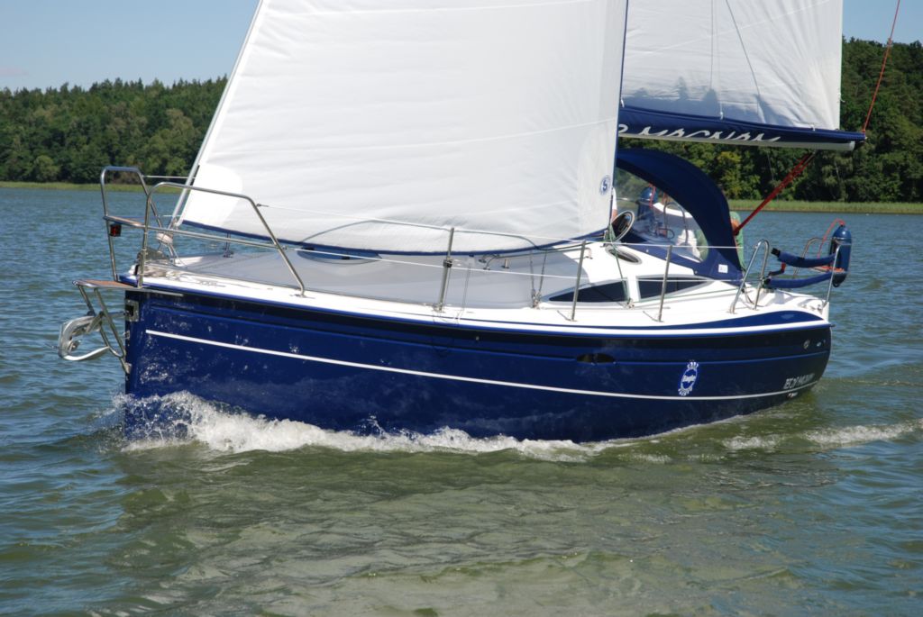 TES 28' Magnam sailing