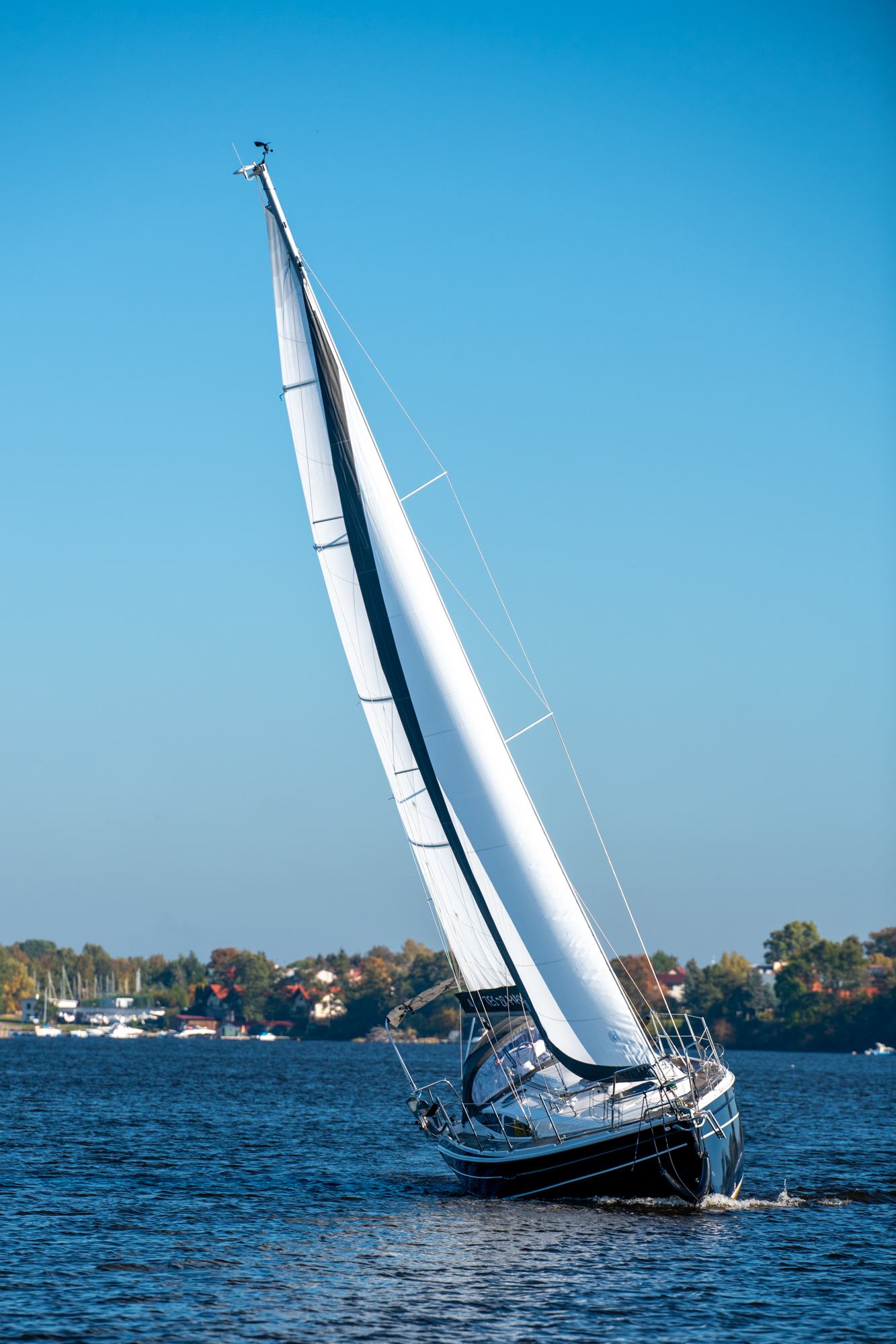 28' Magnam sailing